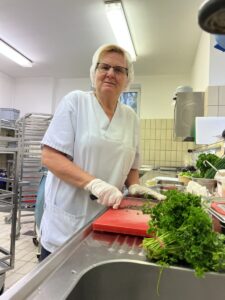 Küchenmitarbeiterin Petra Pitz bereitet die das Essen für die Veranstaltungen vor